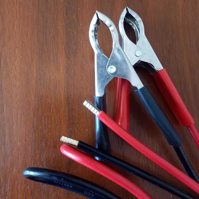 Kabel z zaciskiem krokodylkowym.