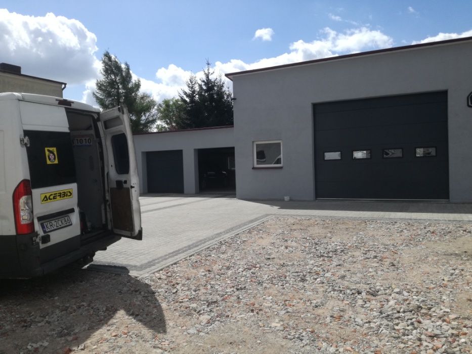 OD RĘKI  Brama przemysłowa segmentowa 3x3m ANTRACYT bez drzwi i okien