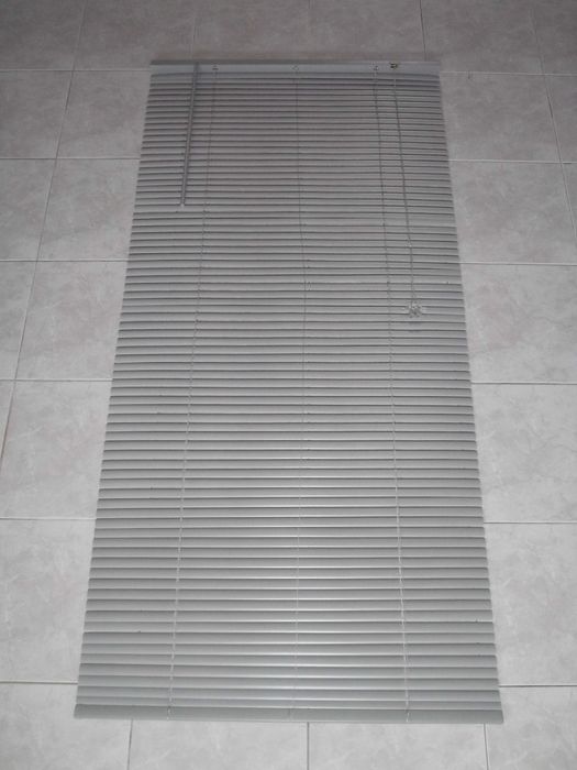 Estore cinzento em PVC