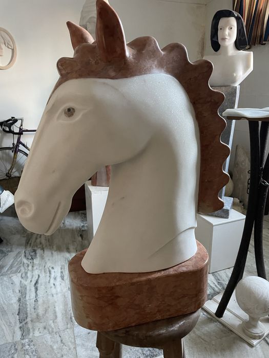 Cabeça de cavalo em marmore