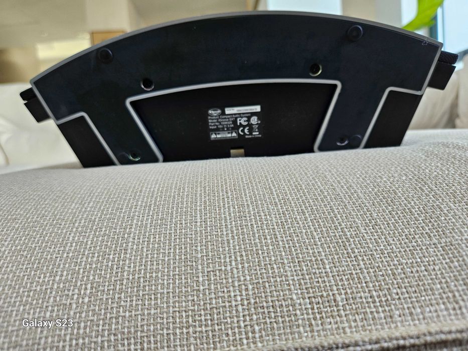 Leitor de iPod marca Klipsch.