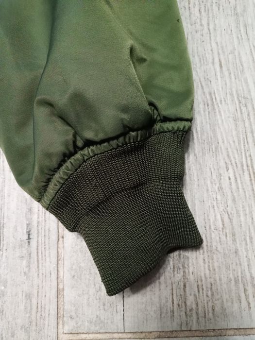 Куртка бомбер.Колір хакі.В чудовому стані, майже нова.Тепла.