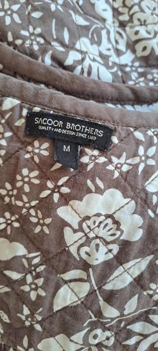 Top estampado castanho e beje, com alcas reguláveis, tam M