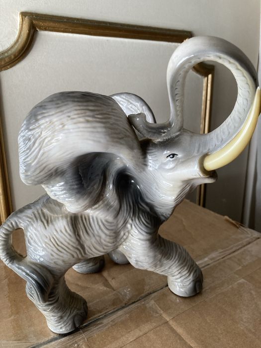 Elefante em cerâmica