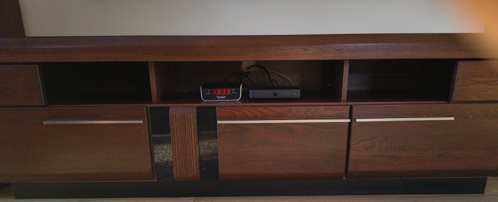 Szafka RTV z litego drewna