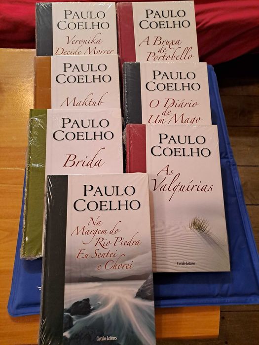 Livros  ainda embalados