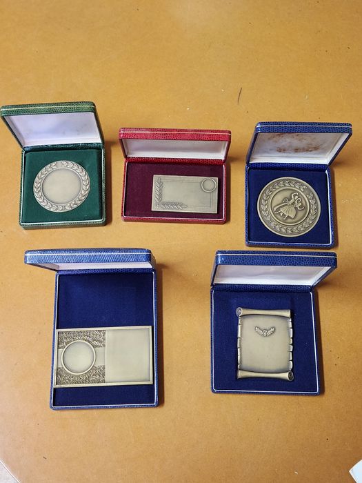 Vendo medalhas comemorativas de vários tipos