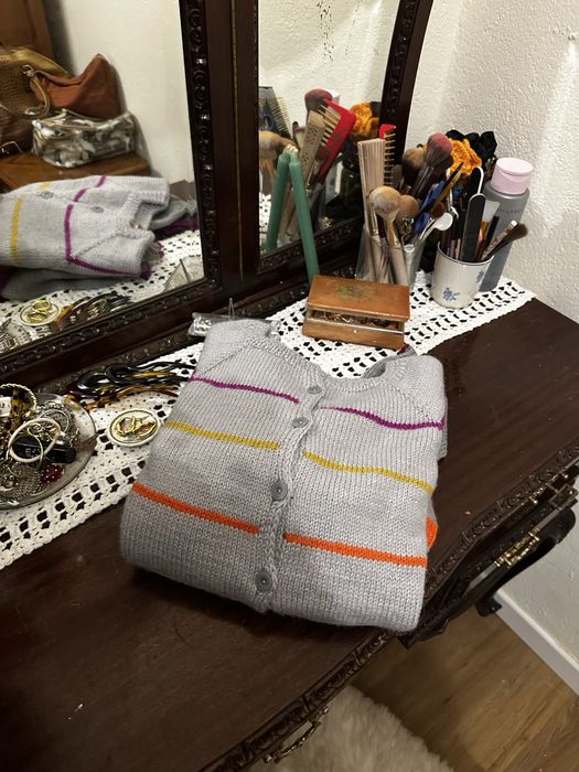 camisola de botões, tricotada à mão em lã