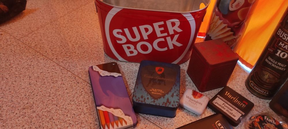 Caixas de lata e outros