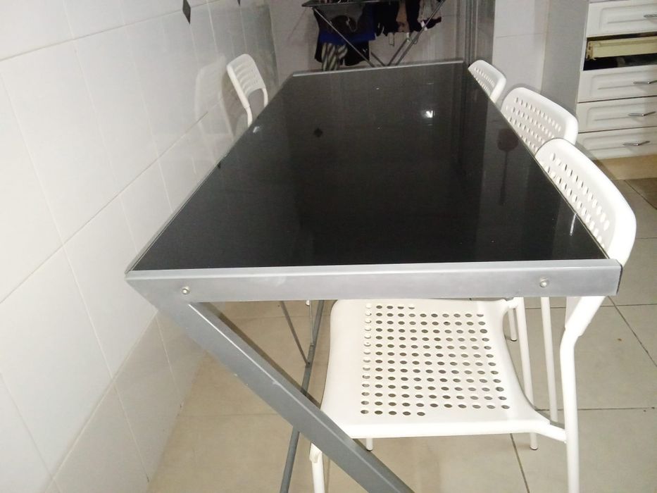 Mesa com pés metálicos e tampo em vidro