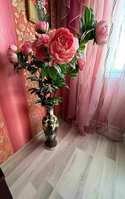 Искуственные цветы пионы и напольна вазая