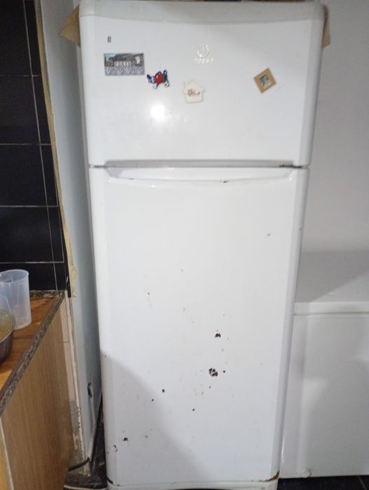 Frigorífico Indesit a trabalhar