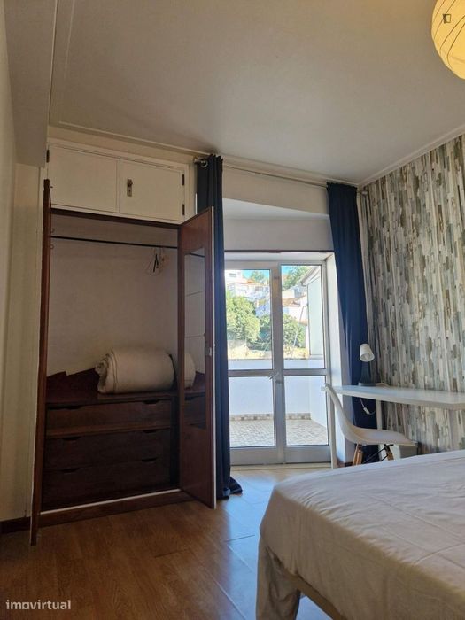 Quarto - localizado em  Coimbra