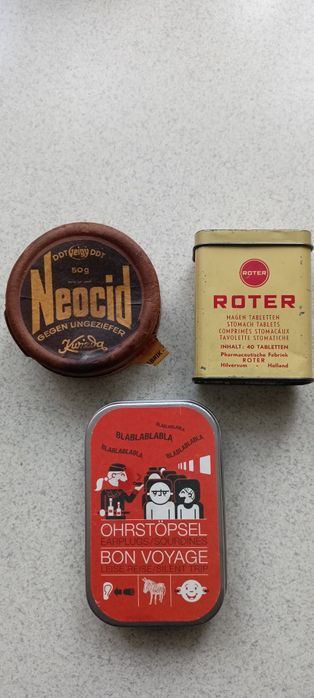 Stare pudełka metalowe i kartonowe