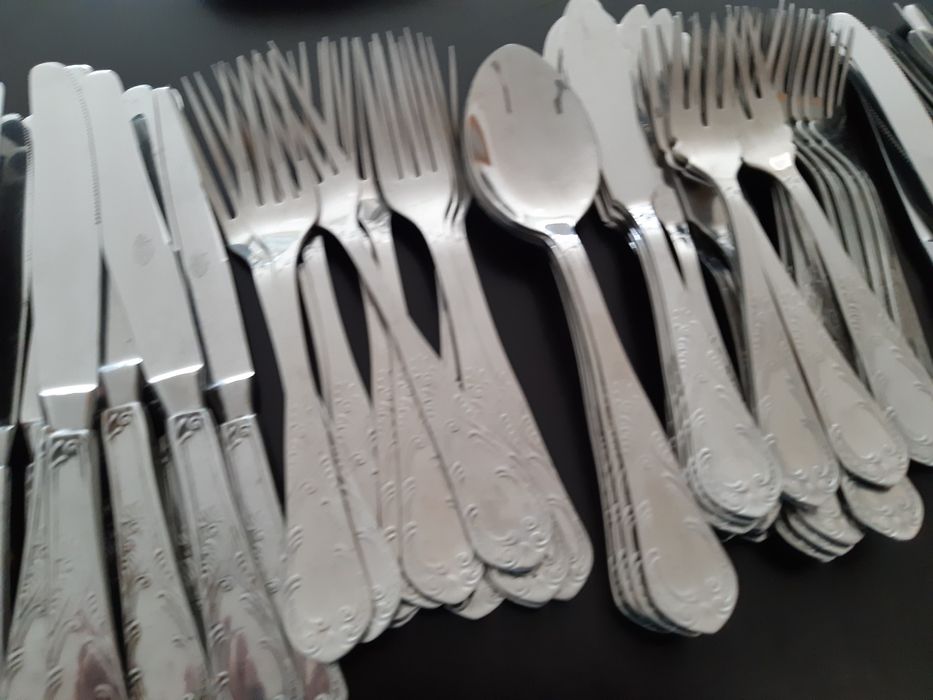 Conjunto de louça Vista Alegre, faqueiro e conjunto de copos