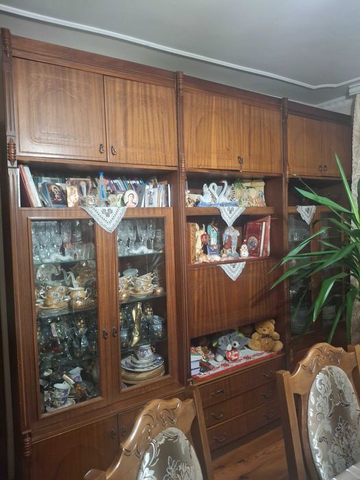 Продаж меблі з посудою