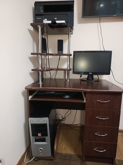 Стіл комп'ютерний