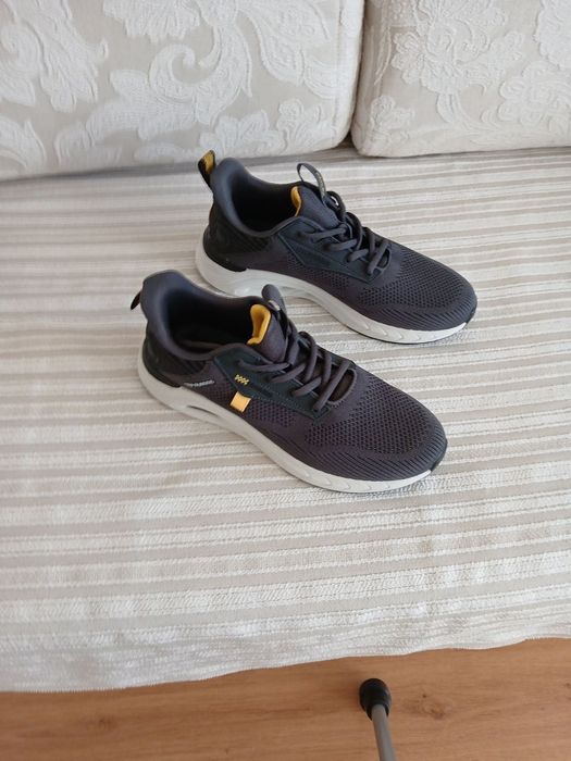 Продам кроссовки новые