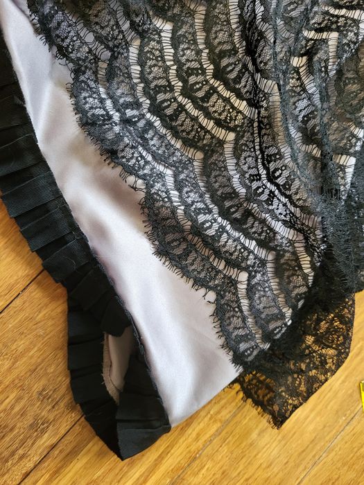 Piękna koronkowa sukienka.