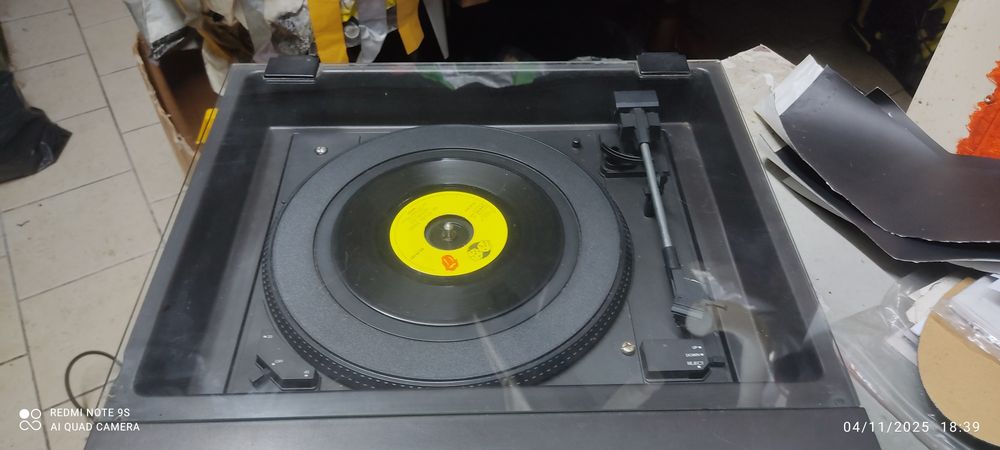 Rádio antigo com gira discos a trabalhar