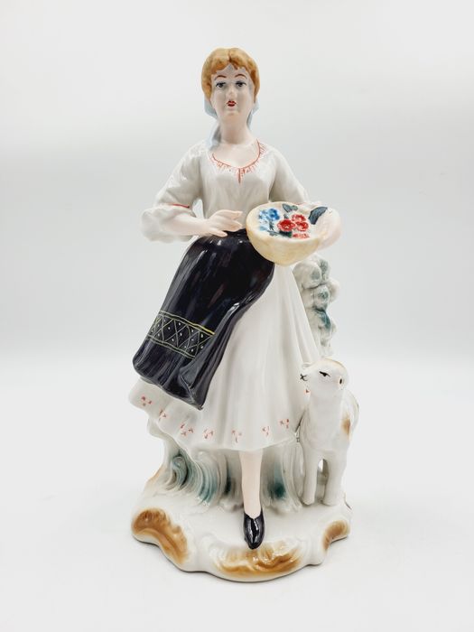 Piękna porcelanowa figurka pasterki