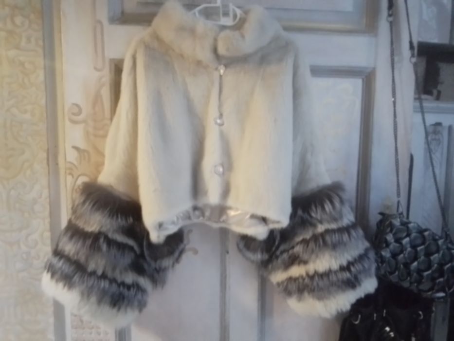 Futro z norek. Jasny kremowy kolor.