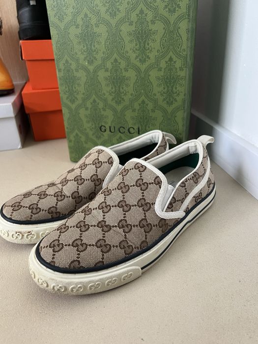 Sprzedam buty trampki wsuwane logowane