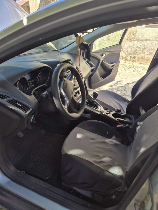 Vendo Ford Focus 1.6 TDCi - DYB Hatch 2011 gasóleo - em ótimo estado (Almada)