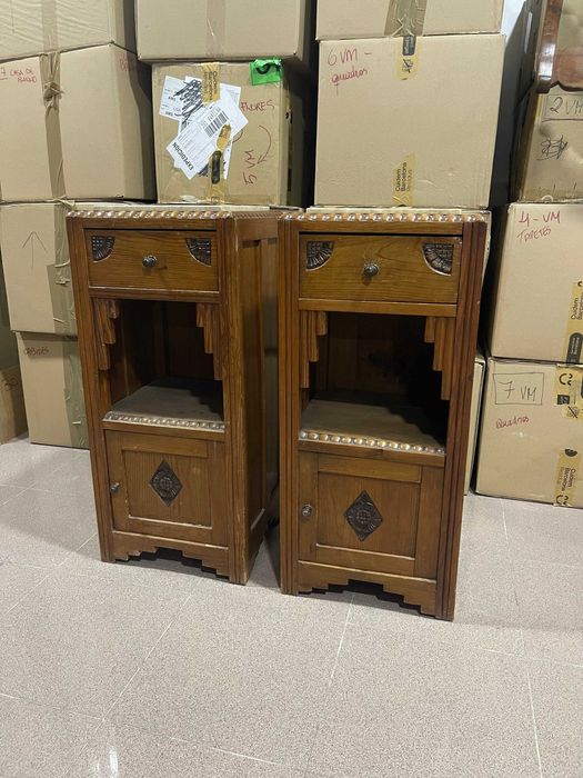 Conjunto de duas mesas de cabeceira vintage em ótimo estado