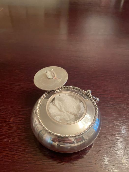 Cinzeiro em casquinha com tampa articulada