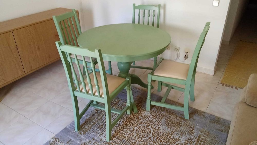 Mesa e cadeiras em madeira