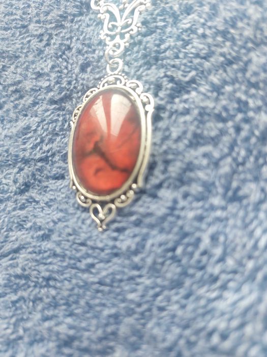 Підвіска у формі червоного каменю