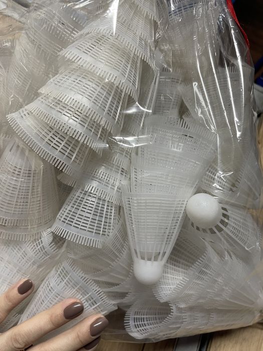 Шарік тенісний і волан для бадмінтона