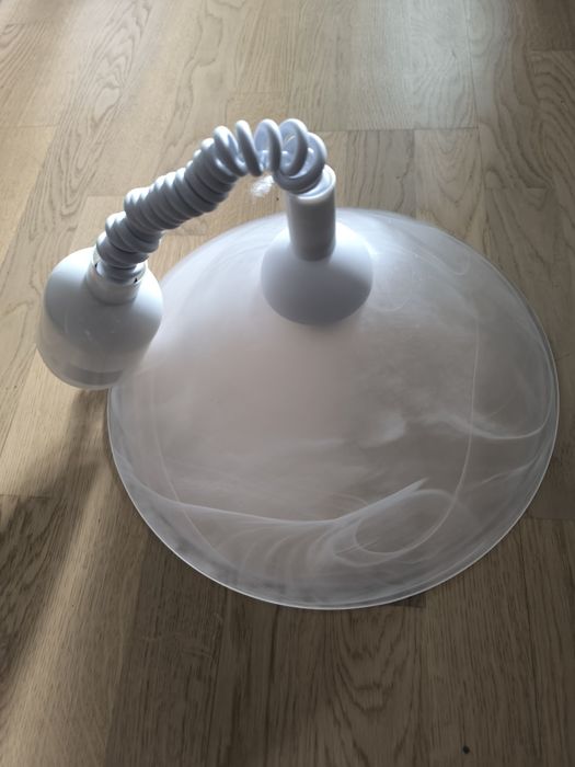 Nowoczesna lampa wisząca z mlecznego szkła z regulacją wysokości