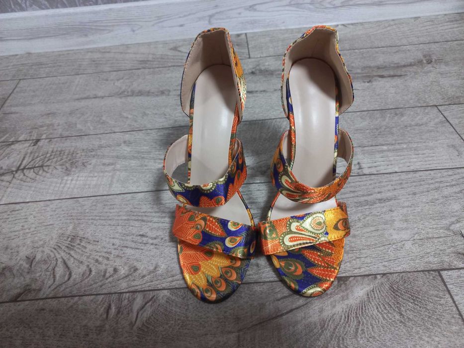 Яскраві літні босоніжки