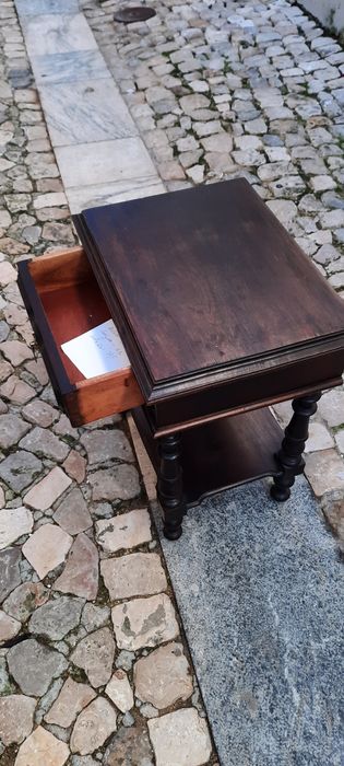 Mesa em madeira escura