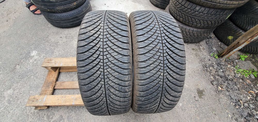Всесезонні шини 215 45 R17 GoodYear Vector 4 Season 2018 рік Польша