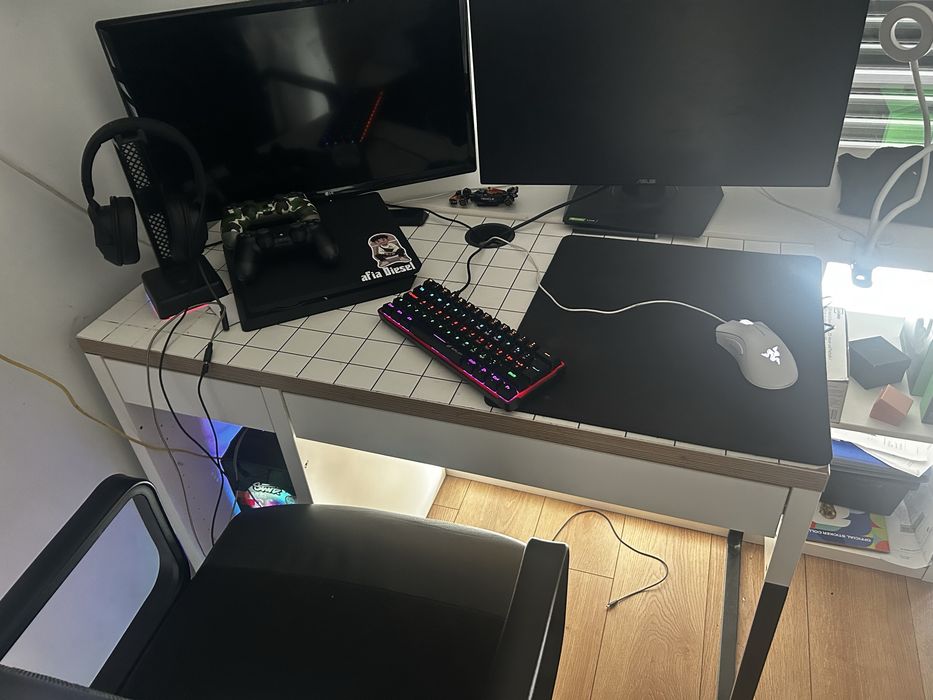 Vendo PC GAMING COMPLETO COM SECRETARIA MONITOR PERIFERICOS PS4 e televisao  e retiro os adesivos se necessario a com mais um rato e eum teclado