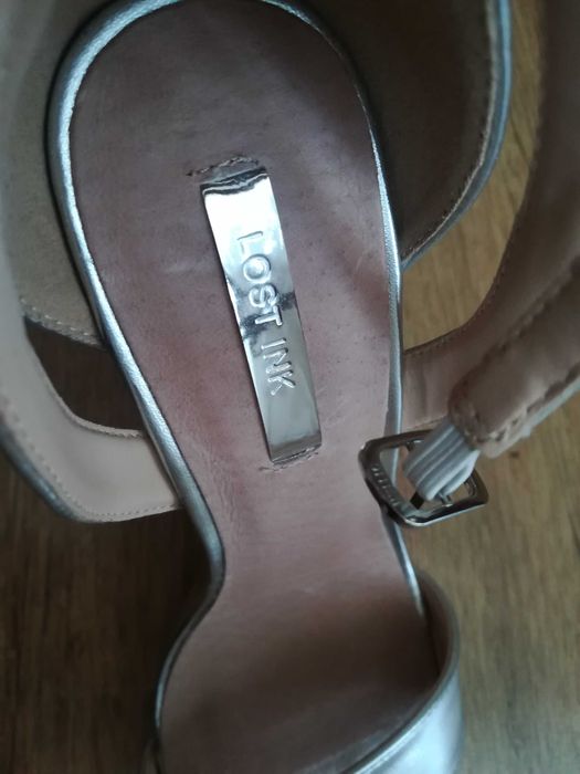 Srebrne sandałki na obcasie, idealne na imprezę, wesele