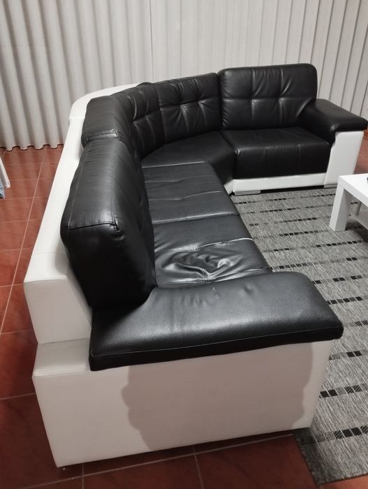 Sofa em formato L com alguns danks