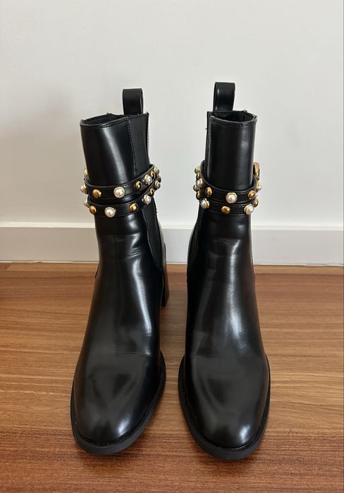 Botins de pele preta com tachas e pérolas ZARA