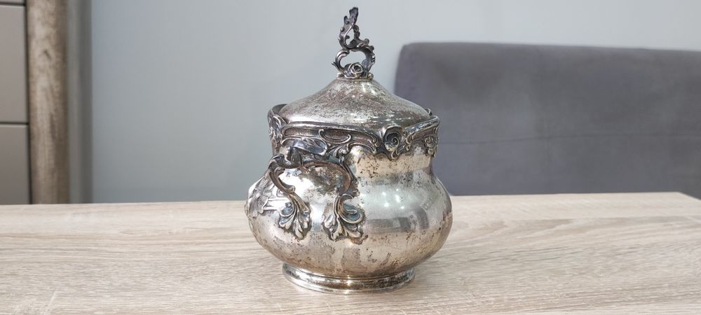 Zabytkowa bogato zdobiona cukiernica wykonana ze srebra próby 800