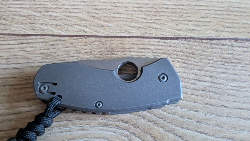 Nóż techno inspiracja dla spyderco