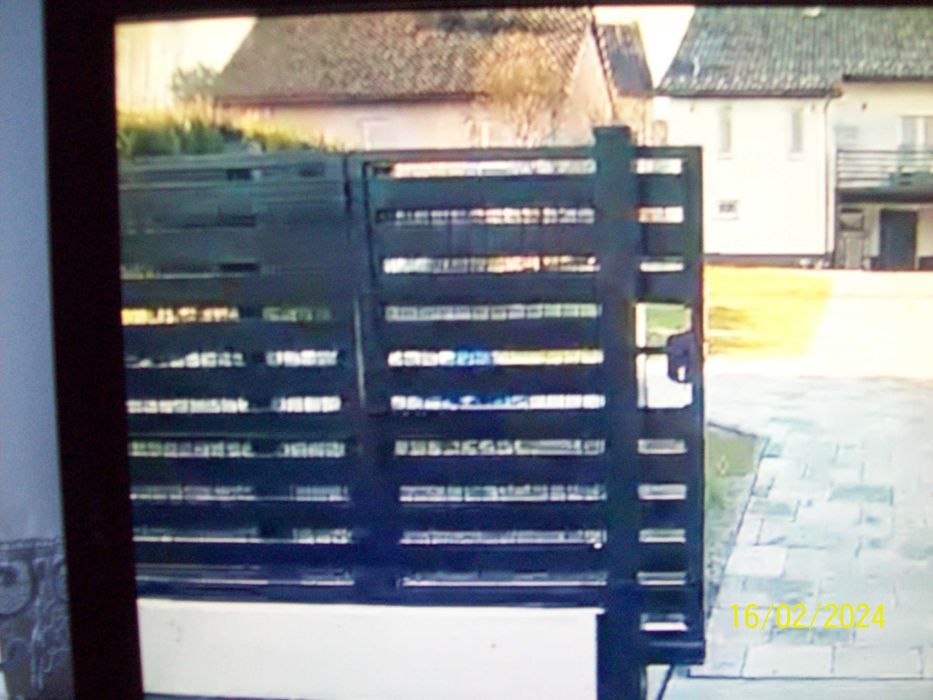 Brama przesuwna ze zintegrowaną furtką