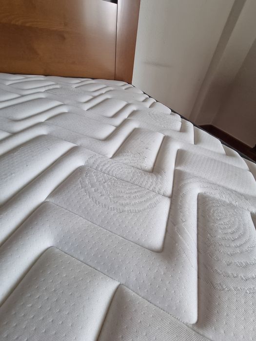 Cama de casal em madeira + colchão