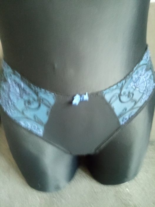 Komplet bielizny biustonosz stringi