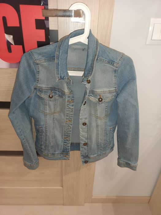 Niebieska kurtka jeansowa