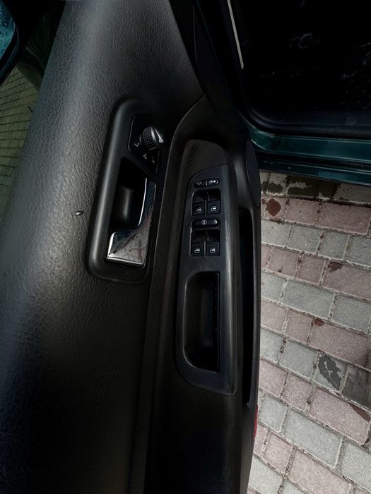 Продам Volkswagen Golf 1.6 2000р