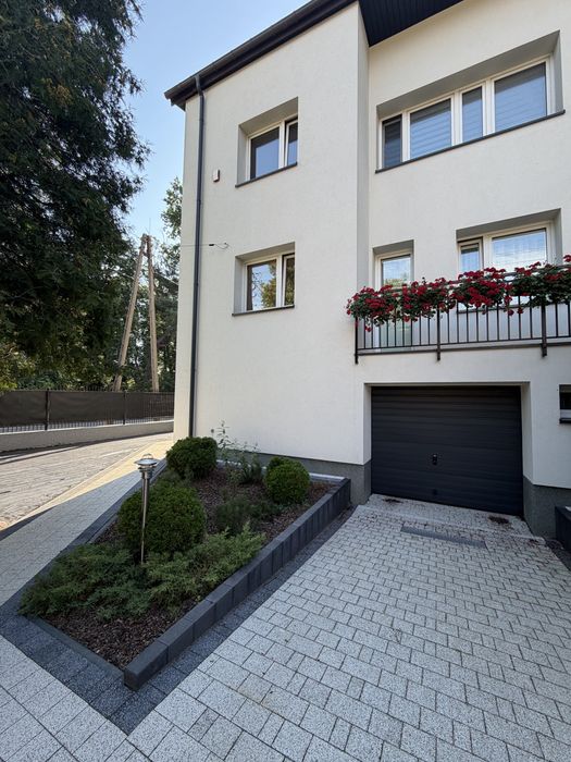 Dom  w Zielonce z budynkiem gospodarczym o pow. 50 m2