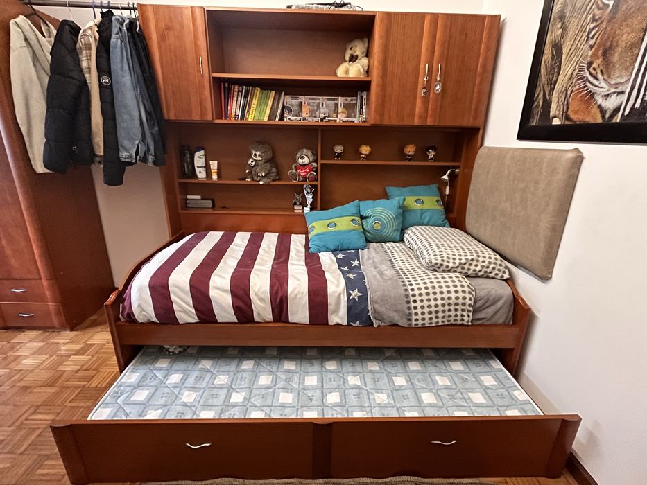 Cama solteiro dupla c/ guarda-fatos + Colchões + Prateira + Extras